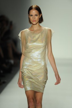 ellassay moda şovunda modeli