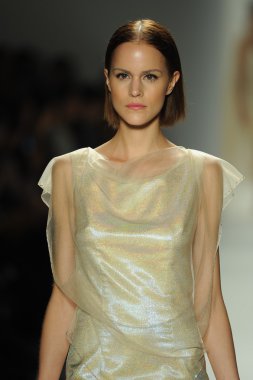 ellassay moda şovunda modeli