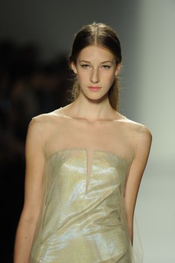 ellassay moda şovunda modeli