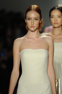 ellassay moda şovunda modeli