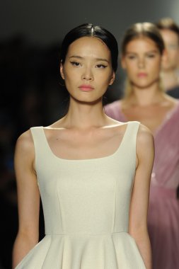 ellassay moda şovunda modeli