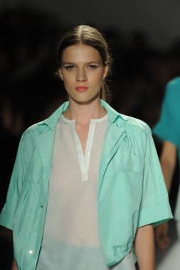 ellassay moda şovunda modeli