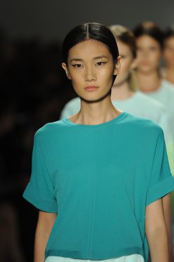 ellassay moda şovunda modeli