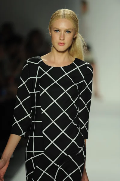 Model walks runway in Ellassay design — Stock Photo, Image