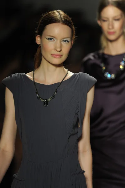 Model at Ellassay fashion show — Stock Photo, Image