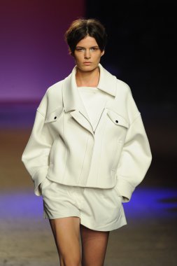 model ICB sırasında prabal gurung tarafından yürür.