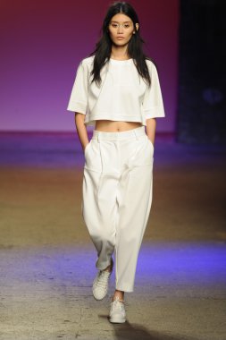 model ICB sırasında prabal gurung tarafından yürür.