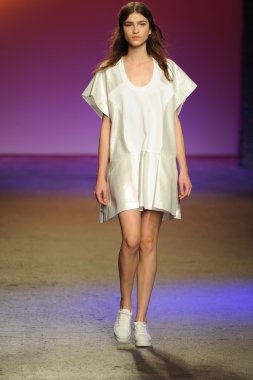 model ICB sırasında prabal gurung tarafından yürür.