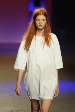 model ICB sırasında prabal gurung tarafından yürür.