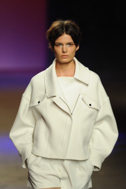 model ICB sırasında prabal gurung tarafından yürür.