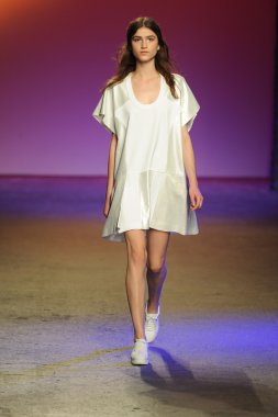 model ICB sırasında prabal gurung tarafından yürür.