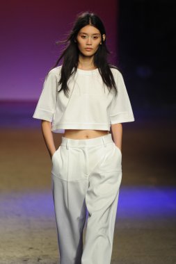 model ICB sırasında prabal gurung tarafından yürür.