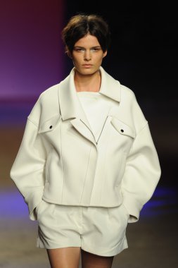 model ICB sırasında prabal gurung tarafından yürür.