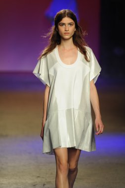 model ICB sırasında prabal gurung tarafından yürür.