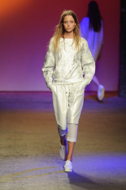 model ICB sırasında prabal gurung tarafından yürür.