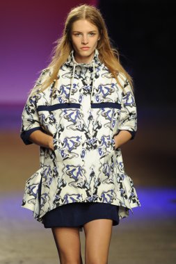 model ICB sırasında prabal gurung tarafından yürür.