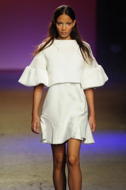 model ICB sırasında prabal gurung tarafından yürür.