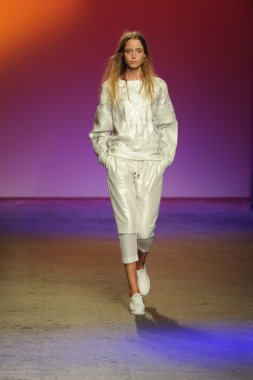 model ICB sırasında prabal gurung tarafından yürür.