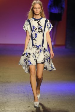 model ICB sırasında prabal gurung tarafından yürür.