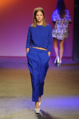 model ICB sırasında prabal gurung tarafından yürür.