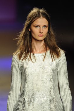 model ICB sırasında prabal gurung tarafından yürür.