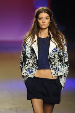 model ICB sırasında prabal gurung tarafından yürür.