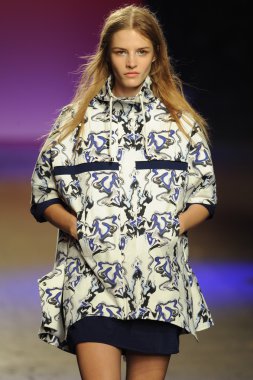 model ICB sırasında prabal gurung tarafından yürür.