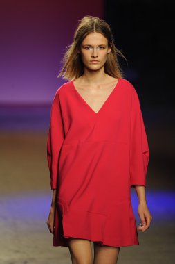 model ICB sırasında prabal gurung tarafından yürür.