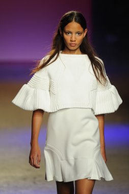 model ICB sırasında prabal gurung tarafından yürür.