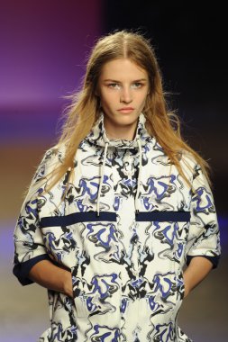 model ICB sırasında prabal gurung tarafından yürür.