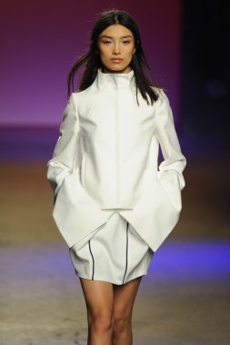 model ICB sırasında prabal gurung tarafından yürür.