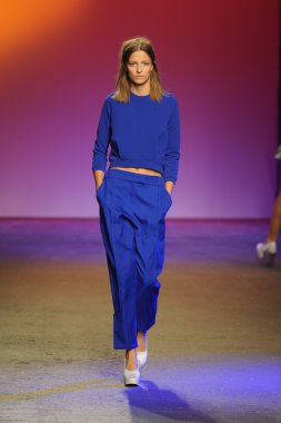 model ICB sırasında prabal gurung tarafından yürür.