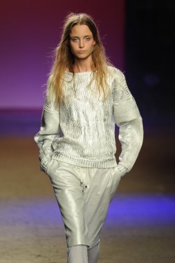 model ICB sırasında prabal gurung tarafından yürür.