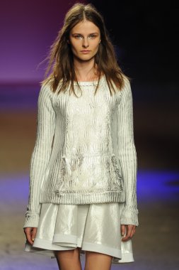 model ICB sırasında prabal gurung tarafından yürür.