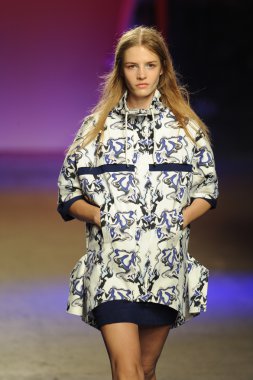 model ICB sırasında prabal gurung tarafından yürür.