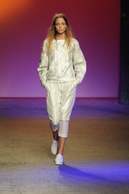 model ICB sırasında prabal gurung tarafından yürür.