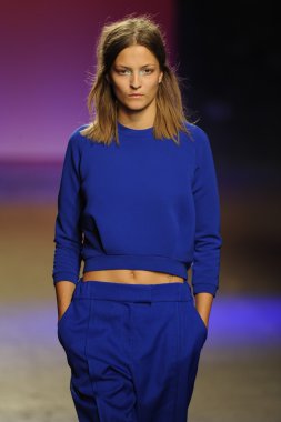 model ICB sırasında prabal gurung tarafından yürür.