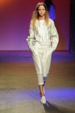 prabal gurung tarafından ICB modeli