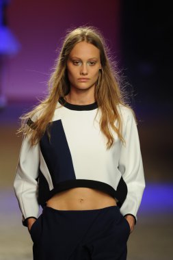 prabal gurung tarafından ICB modeli