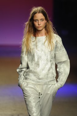 prabal gurung tarafından ICB modeli