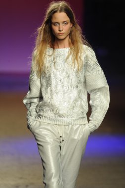 prabal gurung tarafından ICB modeli