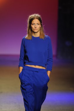 prabal gurung tarafından ICB modeli