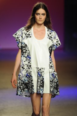 prabal gurung tarafından ICB modeli