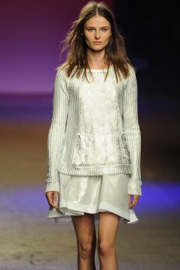 prabal gurung tarafından ICB modeli