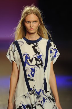 prabal gurung tarafından ICB modeli