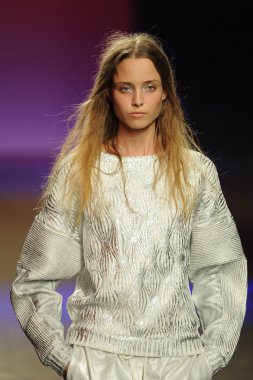 prabal gurung tarafından ICB modeli