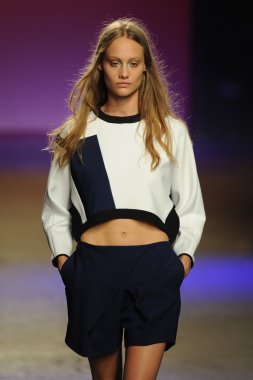 prabal gurung tarafından ICB modeli