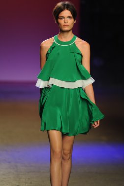 prabal gurung tarafından ICB modeli