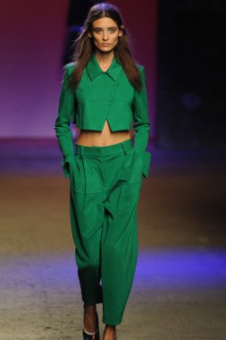 prabal gurung tarafından ICB modeli