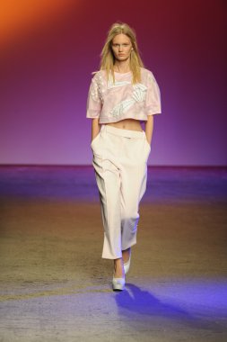 prabal gurung tarafından ICB modeli